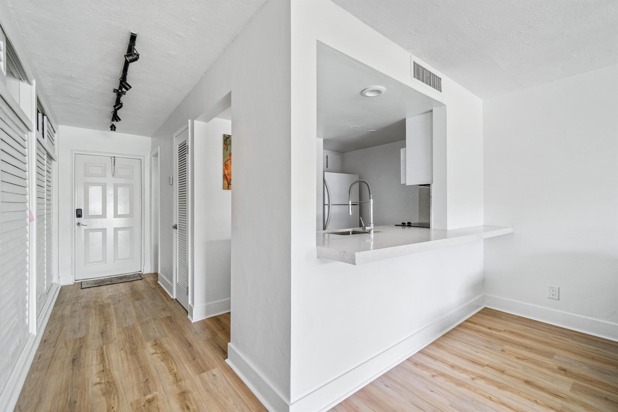 RIVER HOUSE GARDENS CONDO - Residential Lease