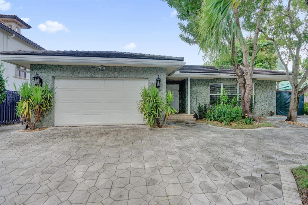 Photo of 2427 Sea Island Drive, Fort Lauderdale, FL 33301 (MLS # B26063390)