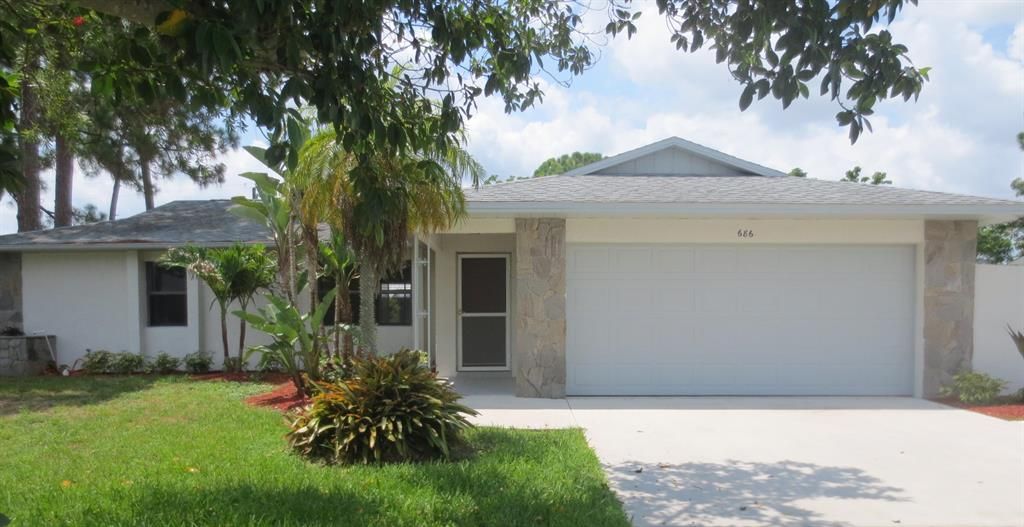 Photo of 686 SE Thornhill Drive, Port Saint Lucie, FL 34983 (MLS # R10733419)