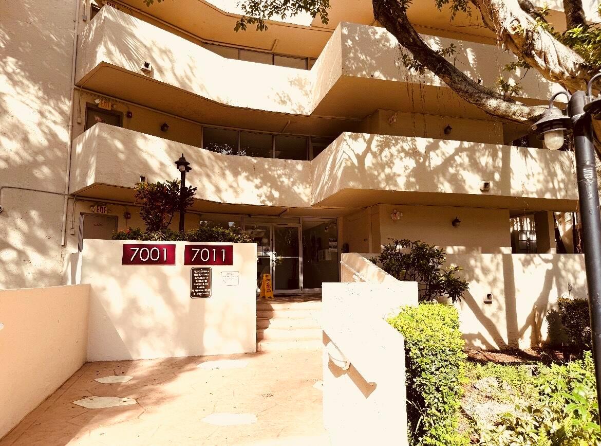 Stunning 2BR/2BA condo, 972 sq ft, 2nd fl w/ direct lake view in gated devolpment w/ 3 pools, gym, security, lush greens. HOA: cable/internet/water/trash. Remodeled kit/baths: onyx counters, SS appliances. Lg master w/walk in closet. assigned parking space included.