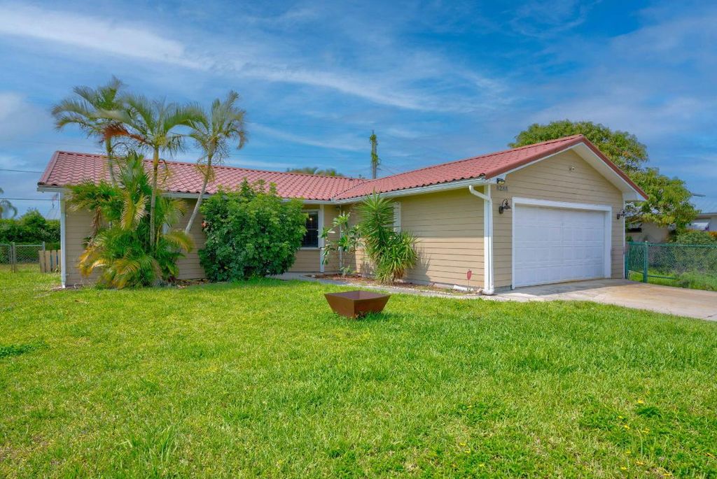 Photo of 8288 SE Pine Cirlce Cir, Hobe Sound, FL 33455 (MLS # R10988179)