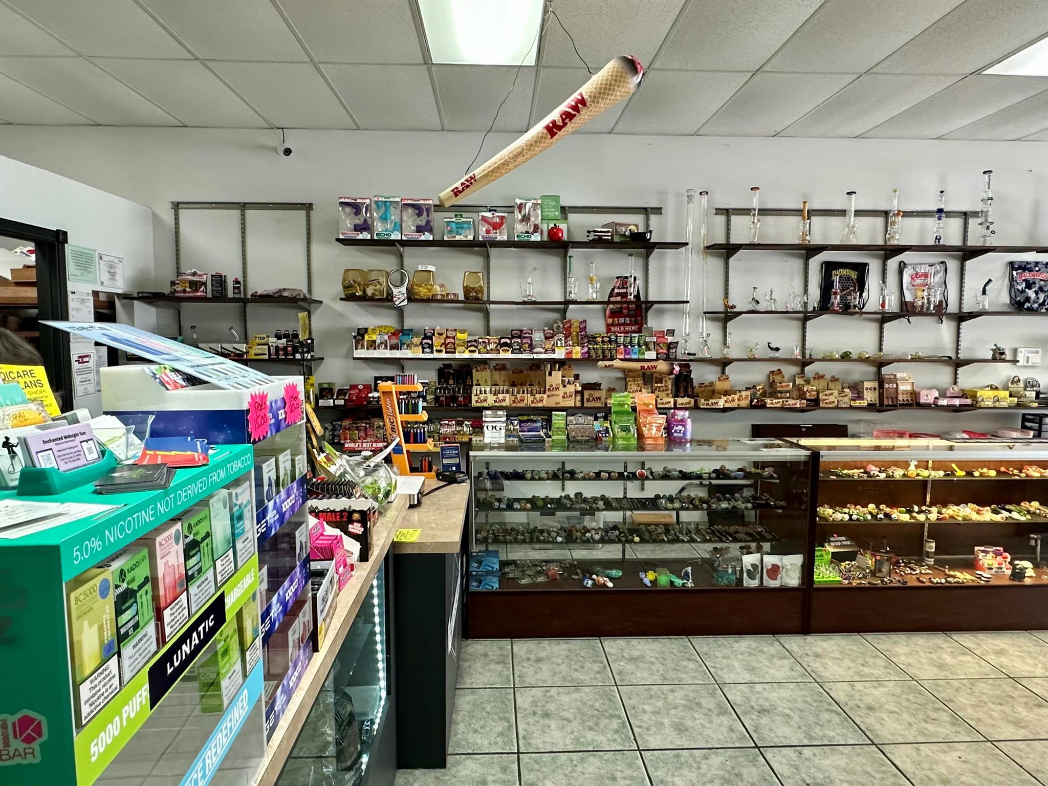 Main image without alt text