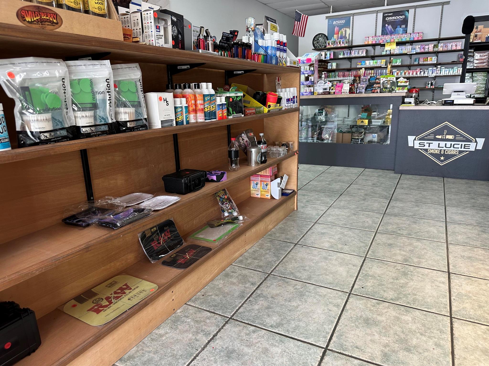 Main image without alt text