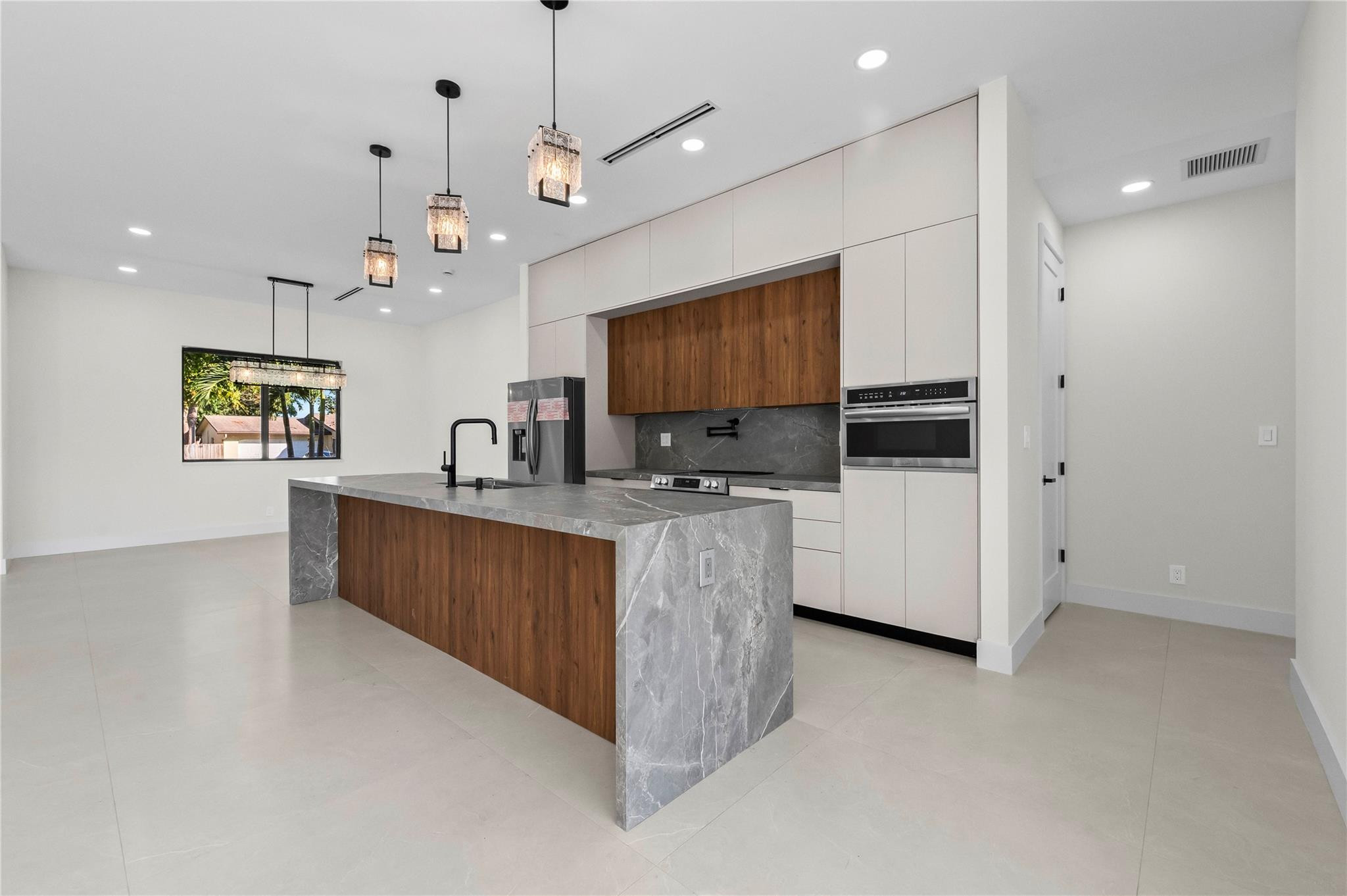 COCONUT CREEK 11TH SEC - Residential Lease