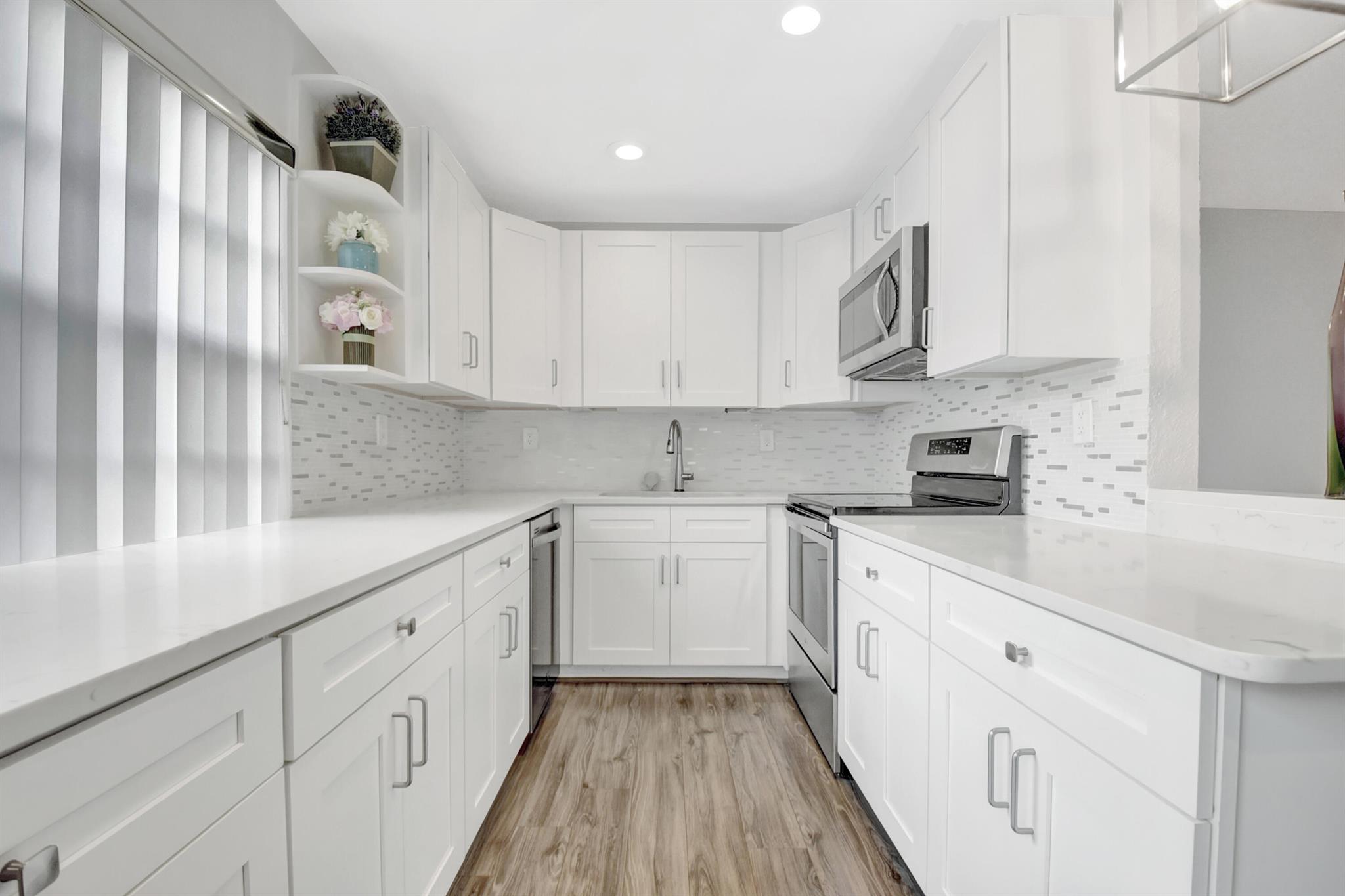LIVE THE LIFE OF LUXURY IN KINGS POINT. STUNNING UPGRADES THROUGHOUT. 2/2 SECOND FLOOR UNIT THAT HAS ACCESS VIA LIFT. THE LAYOUT CONNECTS THE LIVING, DINING & KITCHEN GREAT FOR ENTERTAINING. TOP OF THE LINE STAINLESS STEEL APPLIANCES FEATURING A GOURMET KITCHEN FEATURING SLEEK GRANITE COUNTERTOPS &PLENTY OF STORAGE. THE MASTER COMES COMPLETE WITH WALK IN CLOSETS AND BOTH BATHROOMS HAVE UPGRADED TO REFLECT MODERN ELEGANCE. YOU HAVE A PRIVATE SCREENED IN BALCONY WHERE YOU CAN ENJOY THE CALM & PERFECT SPOT FOR A MORNING COFFEE. BASIC CABLE, & OUTSIDE BUILDING MAINTENACE INC. AMENITIES INCLUDED SUCH AS: MULTIPLE SWIMMING POOLS, GOLF COURSES, TENNIS COURTS, SECURITY,& STATE OF THE ART CLUBHOUSE THAT OFFERS SOCIAL AND RECREATIONAL ACTIVITIES. PRIME LOCATION OF THE COMMUNITY IS CLOSE TO SHOPPING
