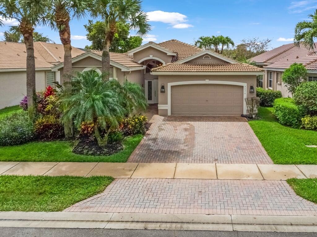 VALENCIA FALLS 6 - Residential