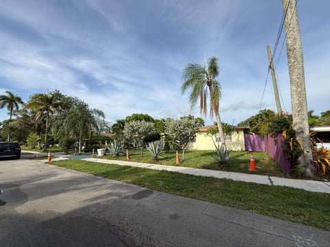 Tiny photo for 124 NW 45th Avenue, Plantation, FL 33317 (MLS # B26046857)
