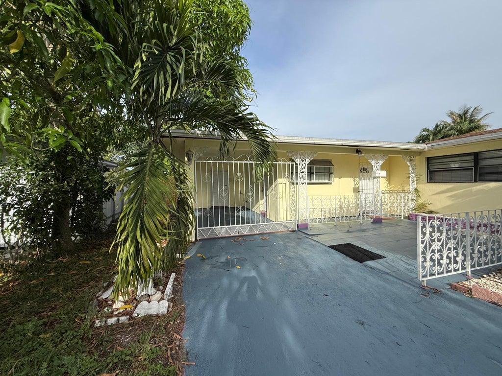 Photo of 124 NW 45th Avenue, Plantation, FL 33317 (MLS # B26046857)