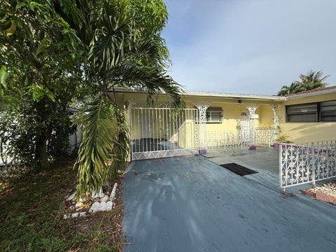 Tiny photo for 124 NW 45th Avenue, Plantation, FL 33317 (MLS # B26046857)
