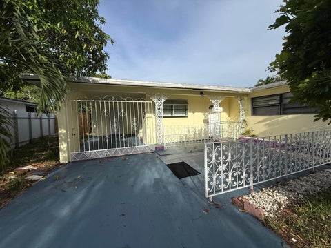 Tiny photo for 124 NW 45th Avenue, Plantation, FL 33317 (MLS # B26046857)