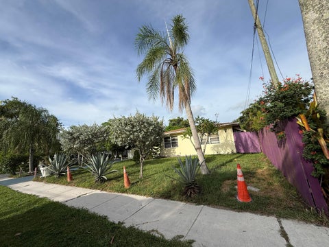 Tiny photo for 124 NW 45th Avenue, Plantation, FL 33317 (MLS # B26046857)