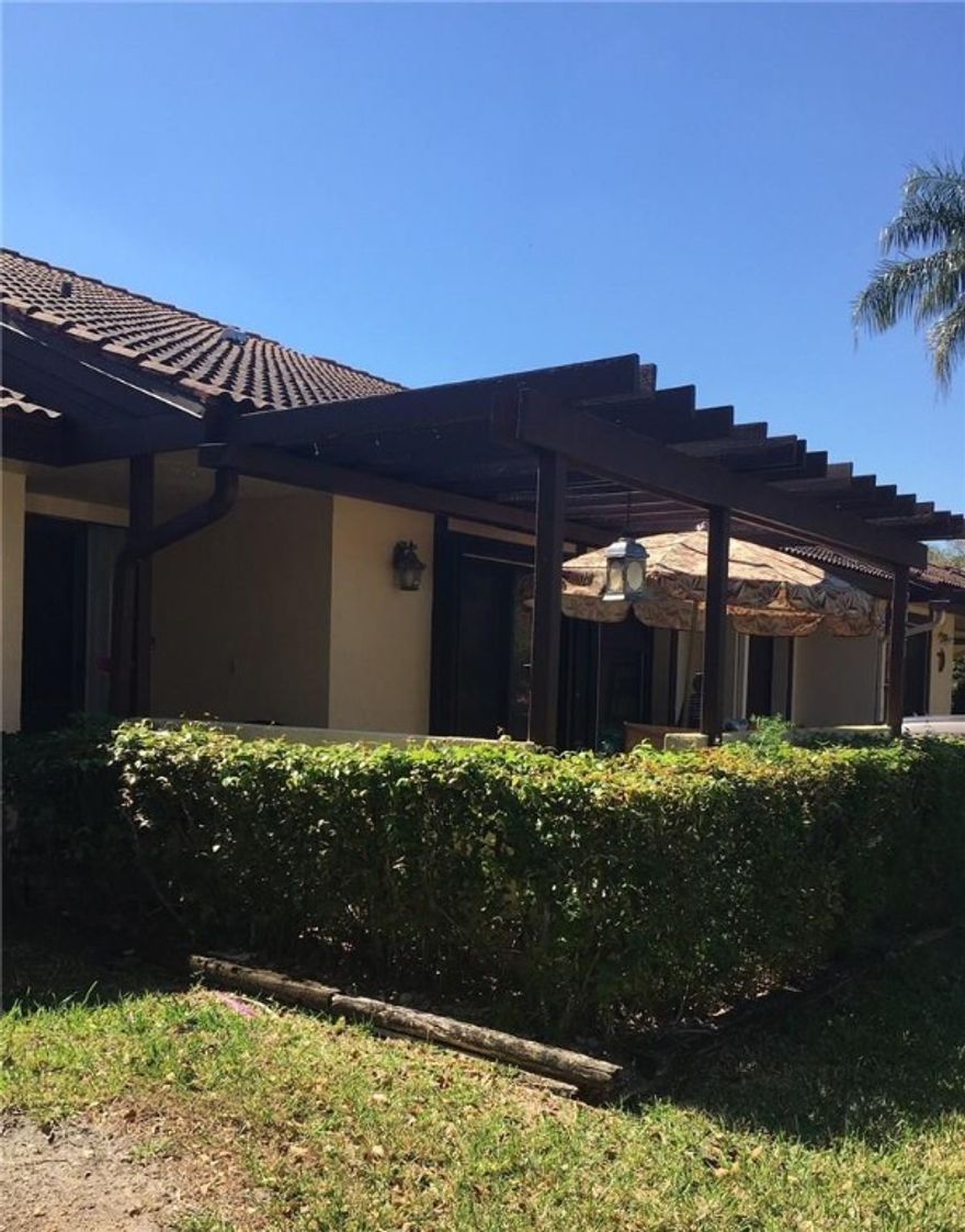 VERY SPACIOUS 2 BEDROOM 2 BATH VILLA IN DESIRABLE COMMUNITY OF LAKE COLONY AND IS LOCATED ON A PRIVATE CUL DE SAC WITH A ONE CAR GARAGE END UNIT. BRIGHT KITCHEN WITH SLIDING GLASS DOOR TO FRONT COVERED PORCH. *THIS IS A PET FRIENDLY NEIGHBORHHOD* ALSO THIS HOME QUALIFIES FOR FHA DOWN PAYMENT GRANT PROGRAM!