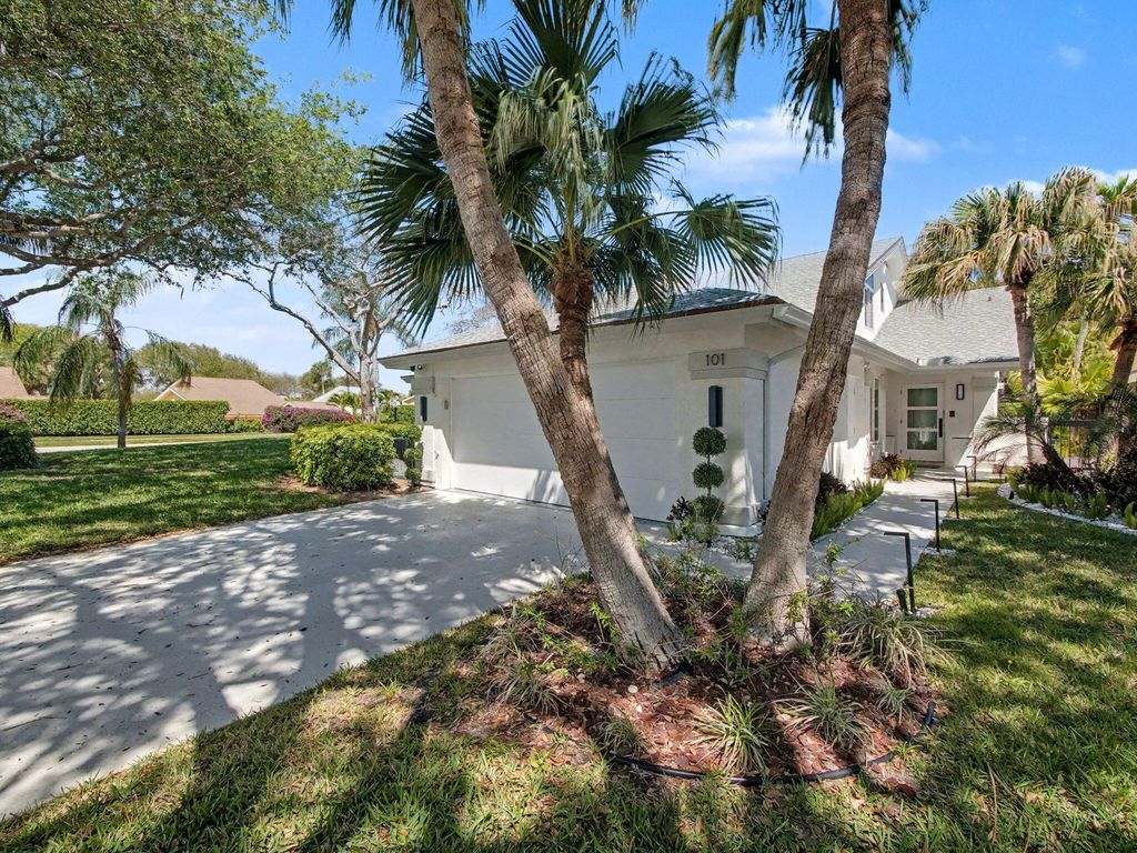Photo of 101 Dunes Edge Road, Jupiter, FL 33477 (MLS # B26004204)