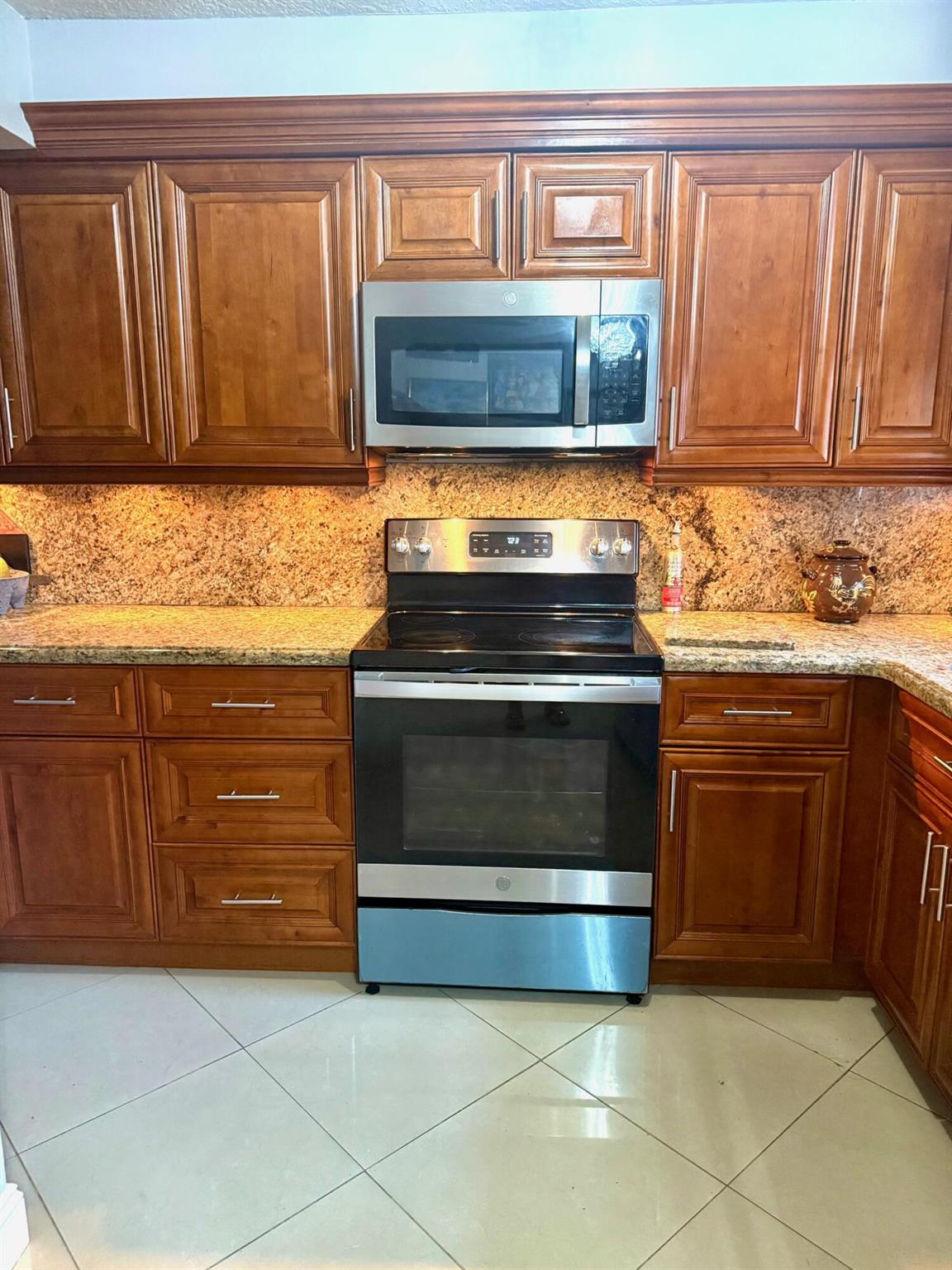 304 Shoreview Drive 4, Greenacres, FL, 33463/$280,000 2 304 Shoreview Drive 4