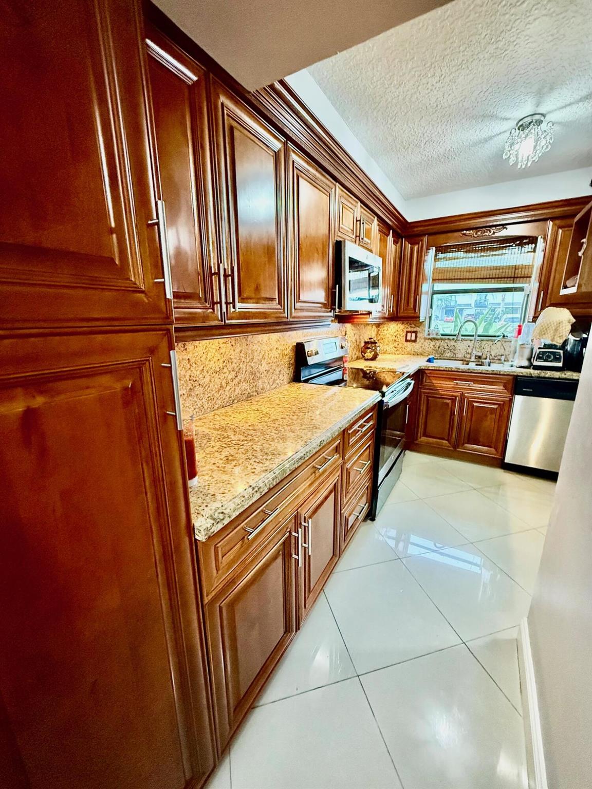304 Shoreview Drive 4, Greenacres, FL, 33463/$280,000 3 304 Shoreview Drive 4