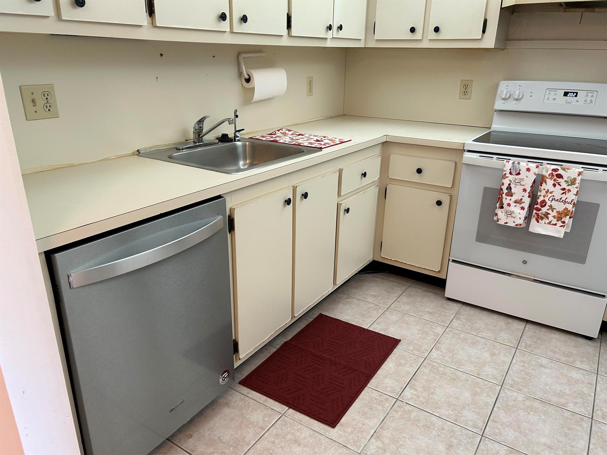 Special new Price. A rare 1 bedroom 1 bath on the Main floor. With panoramic lake view Walking distance to community bus ,pool and parking Flooring in bedroom and living room is laminate. Can be sold furnished or unfurnished.Parking in front of unit 113GOLF,TENNIS,PICKLEBALL AT YOUR DOOR STEP WITHOUT COUNTRY CLUB FEES