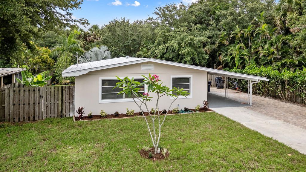 Photo of 709 SW Bryant Avenue, Stuart, FL 34994 (MLS # R11096301)