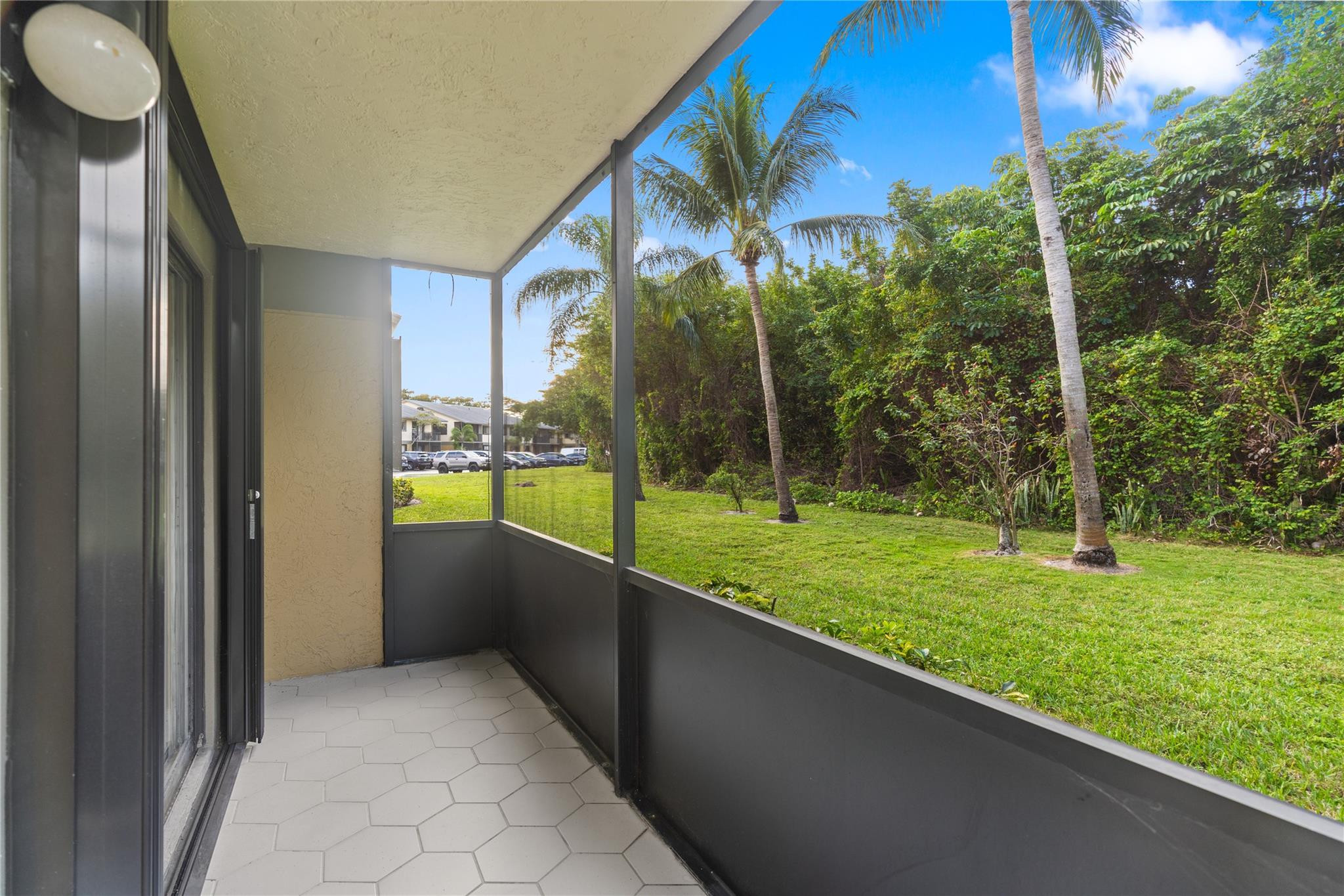TIVOLI TRACE CONDO NO 6 - Residential