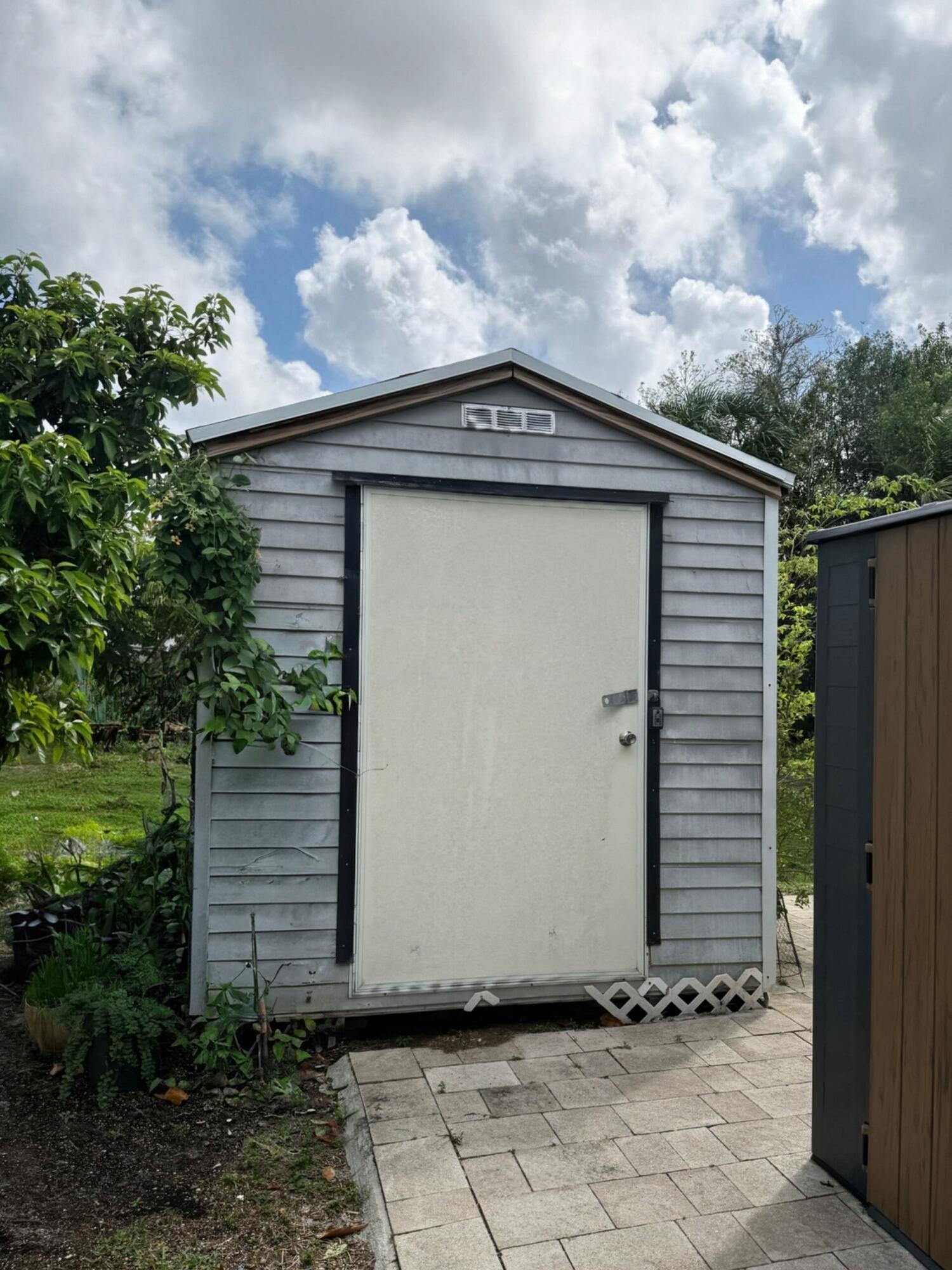 COUNTRY LAKES - Residential