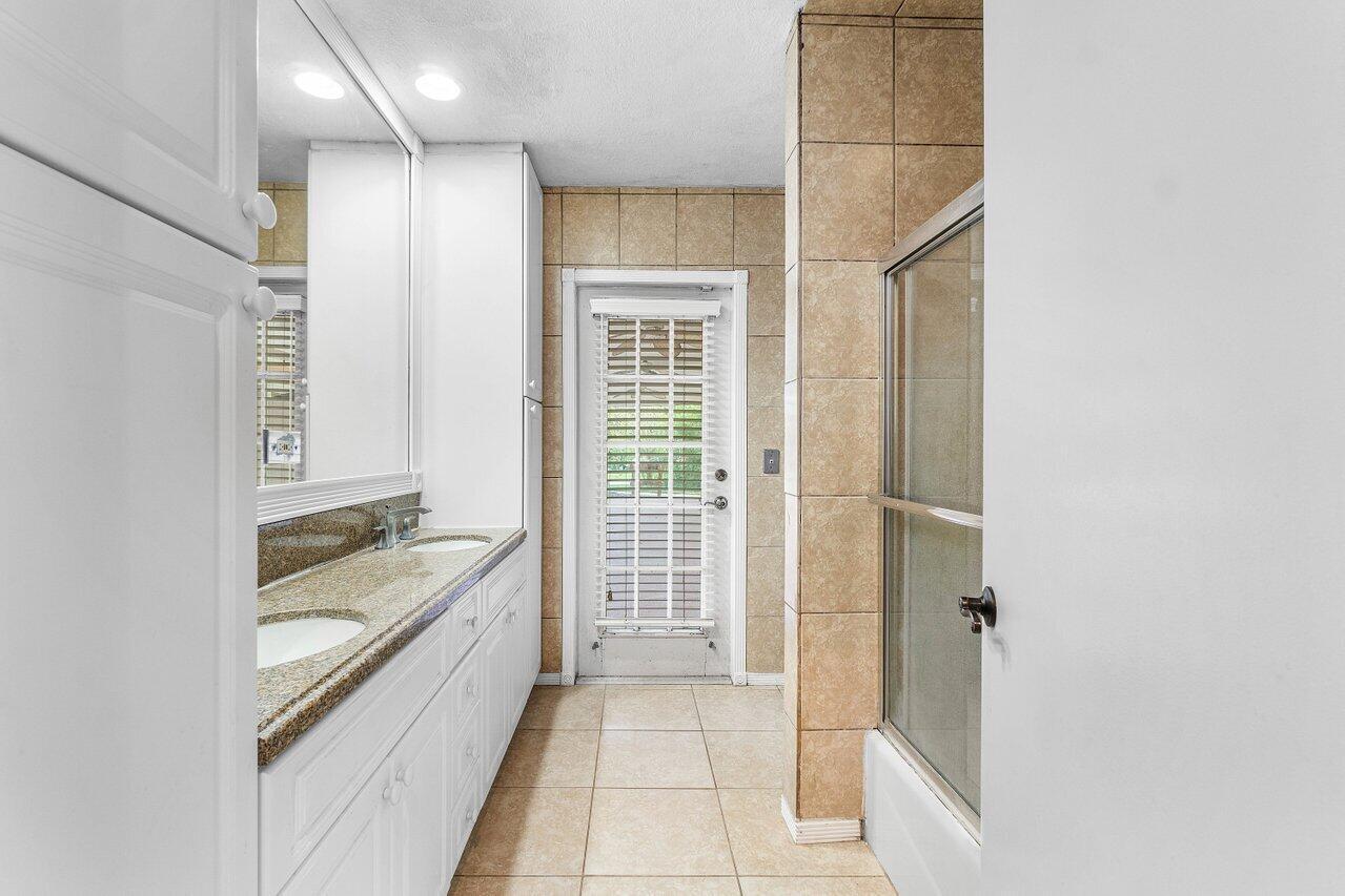 PALM BEACH FARMS CO 3 - Residential Lease