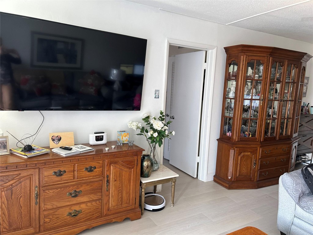 LIGHTHOUSE POINT PLAZA - Residential