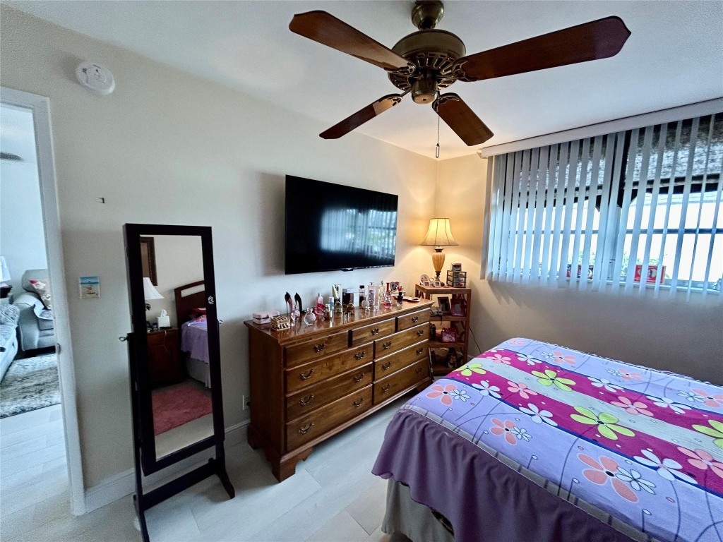 LIGHTHOUSE POINT PLAZA - Residential