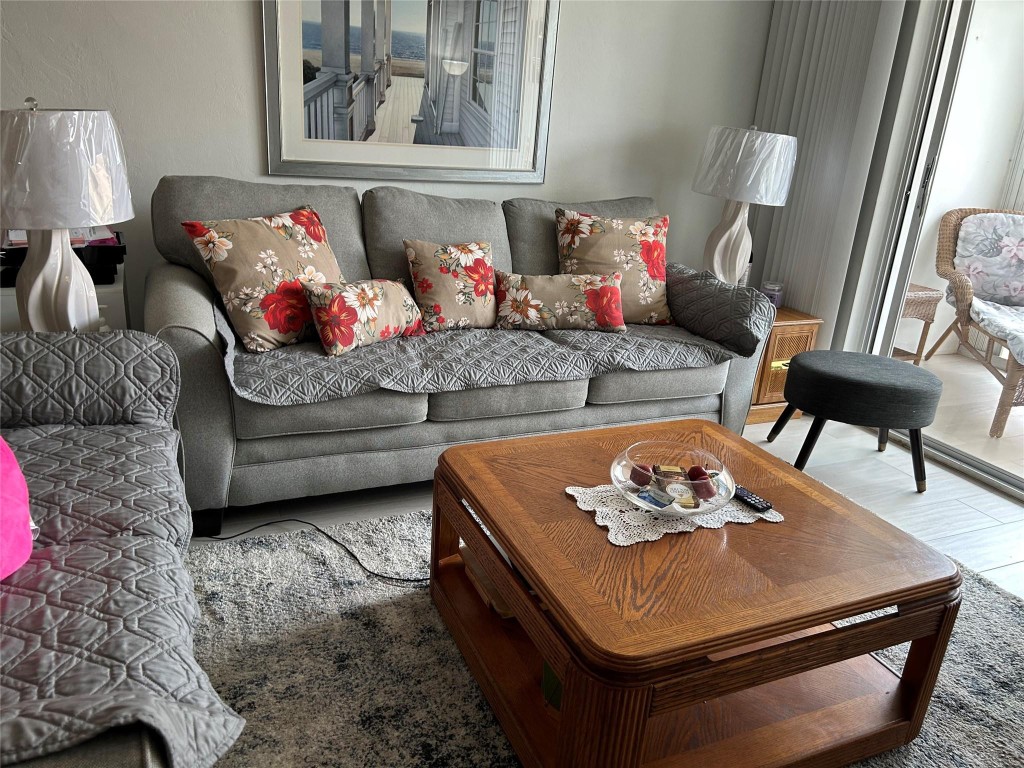 LIGHTHOUSE POINT PLAZA - Residential