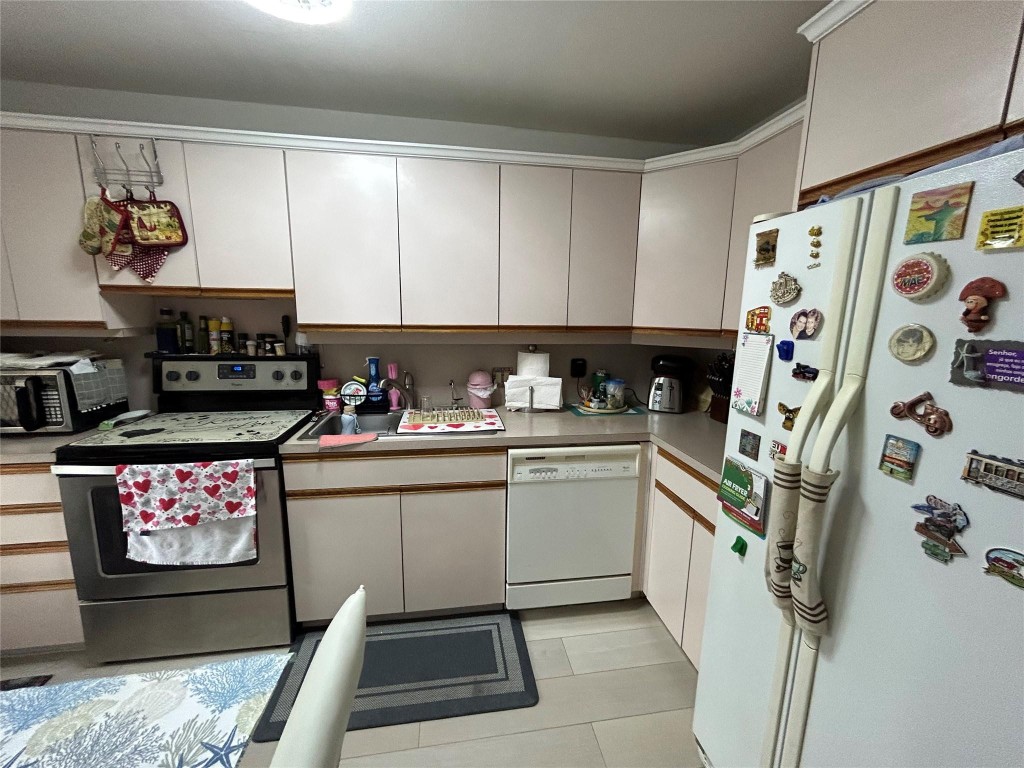 LIGHTHOUSE POINT PLAZA - Residential