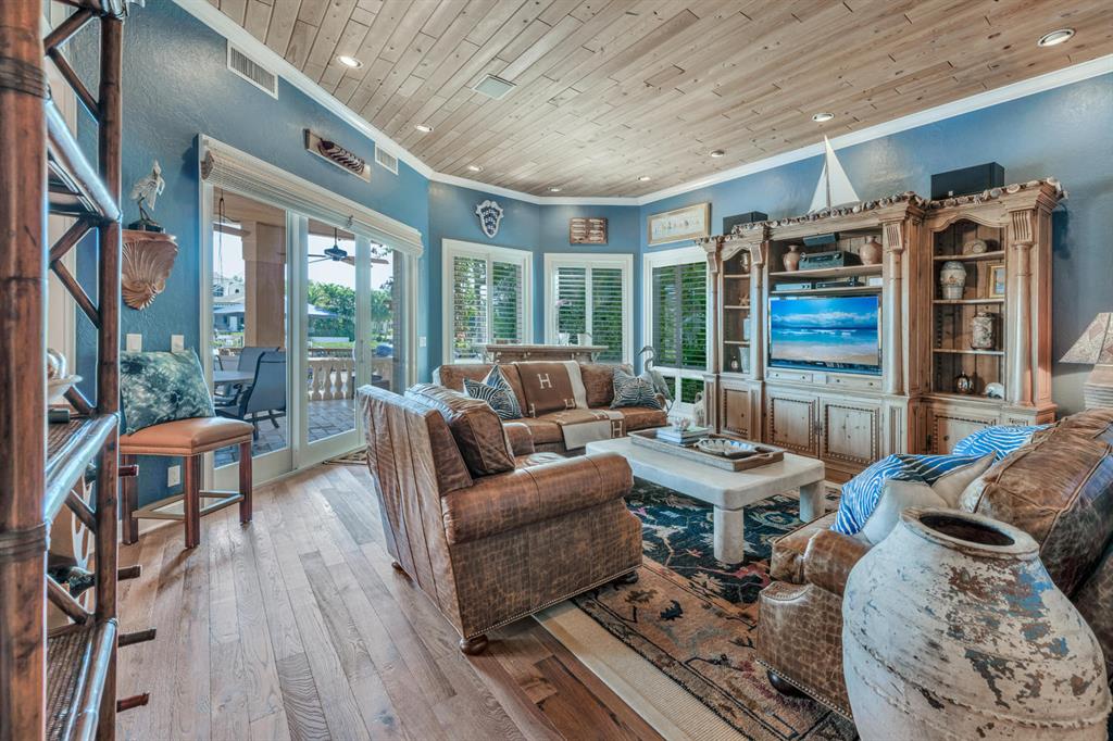 ADMIRALS COVE - Residential