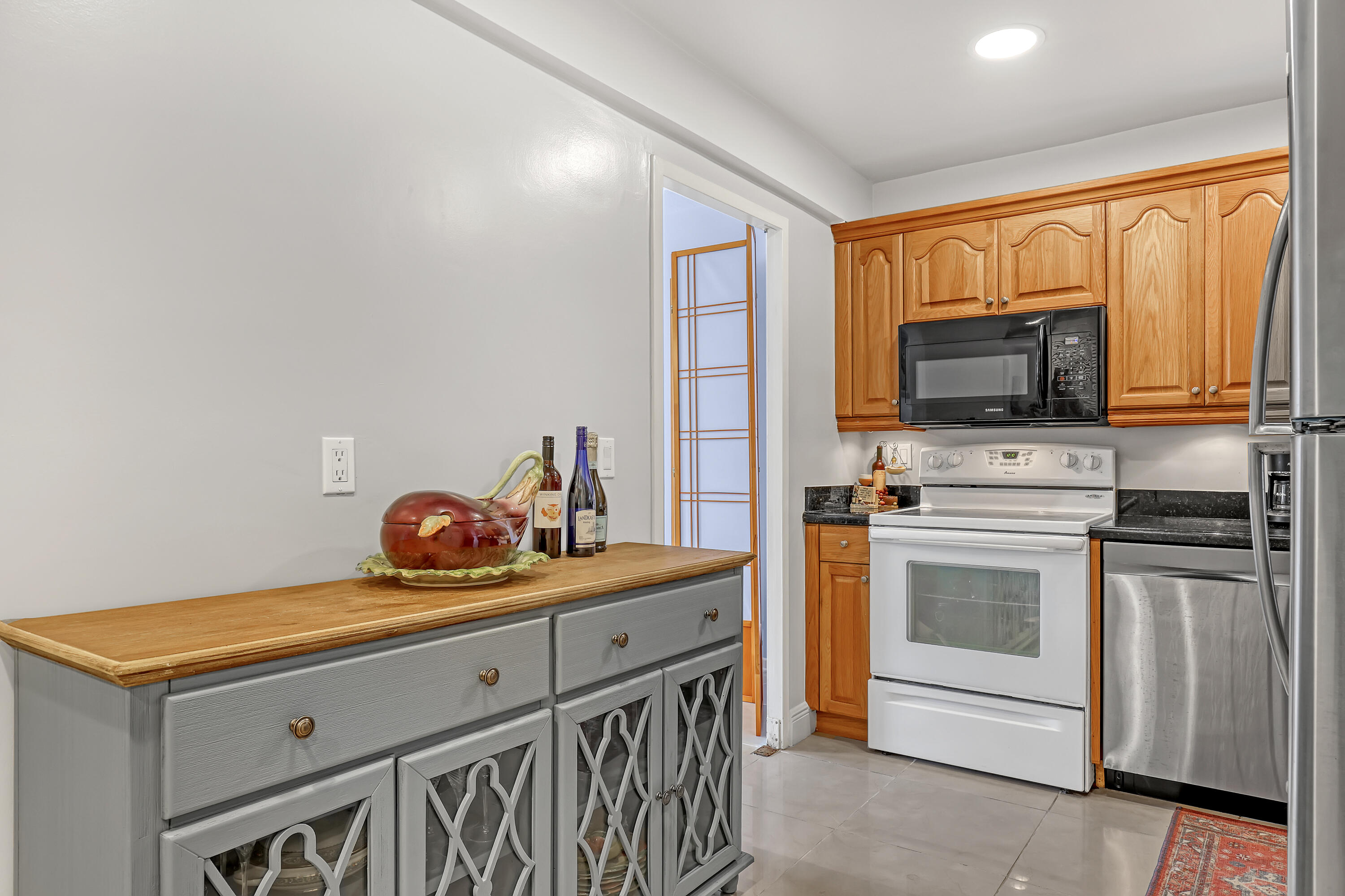 LA BONNE VIE CONDO - Residential Lease