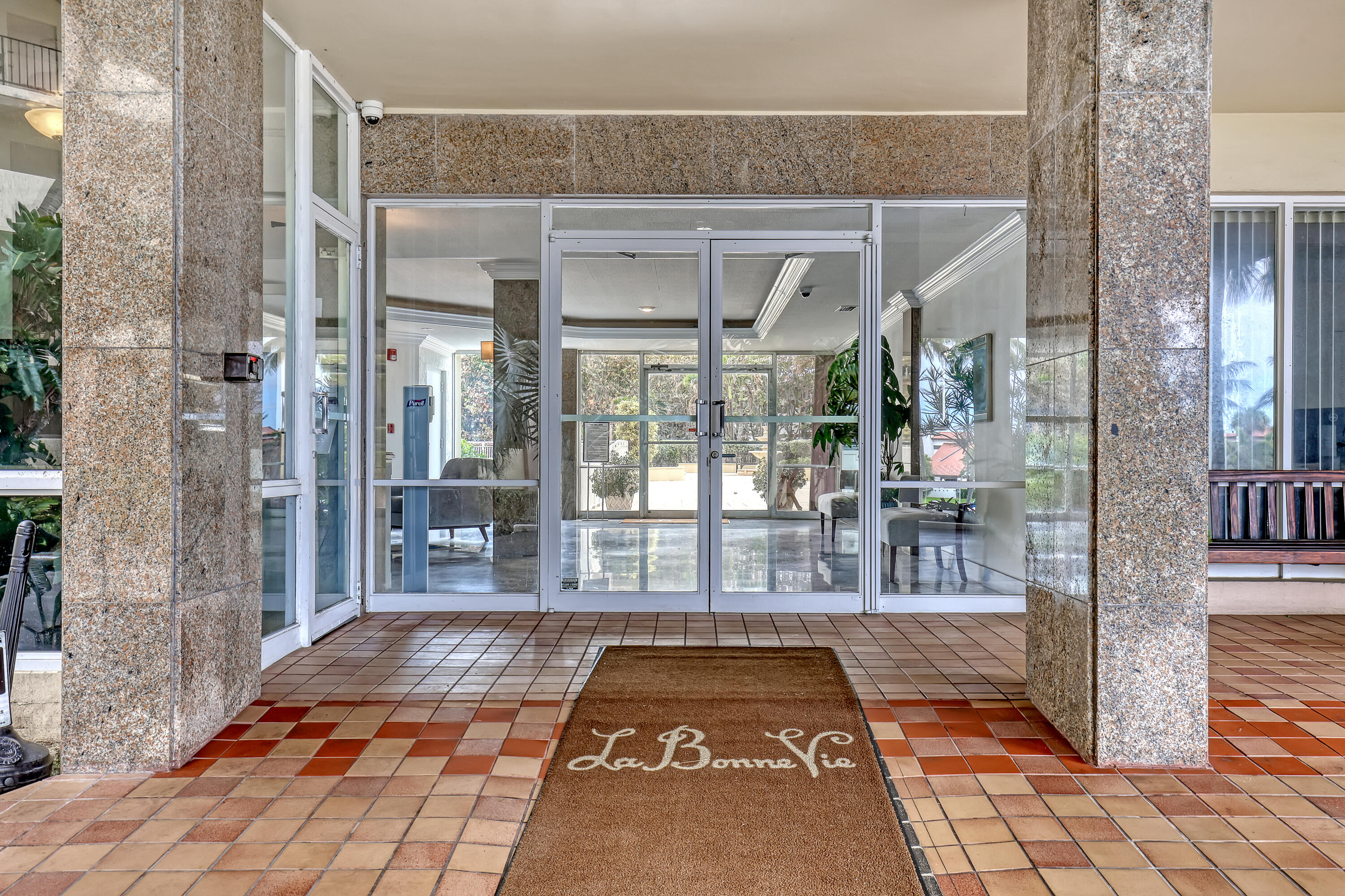 LA BONNE VIE CONDO - Residential Lease