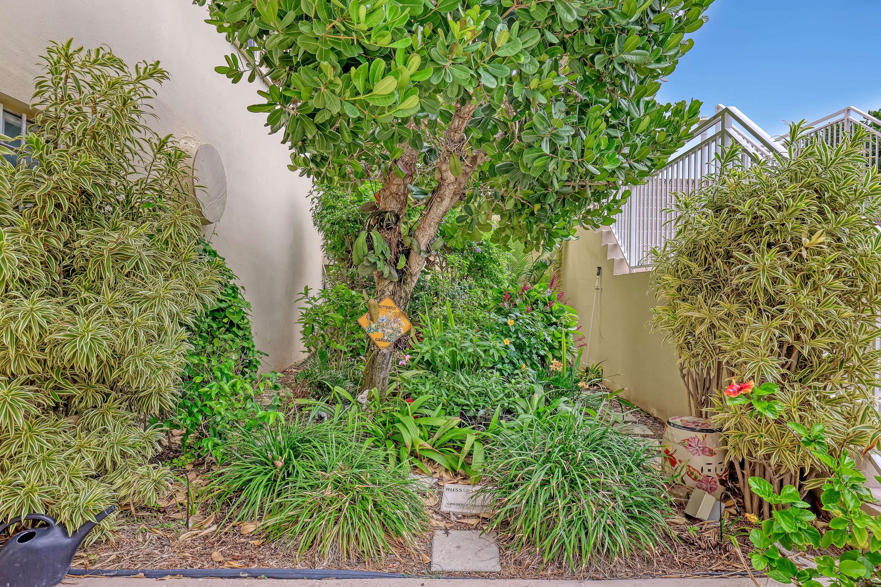 LA BONNE VIE CONDO - Residential Lease