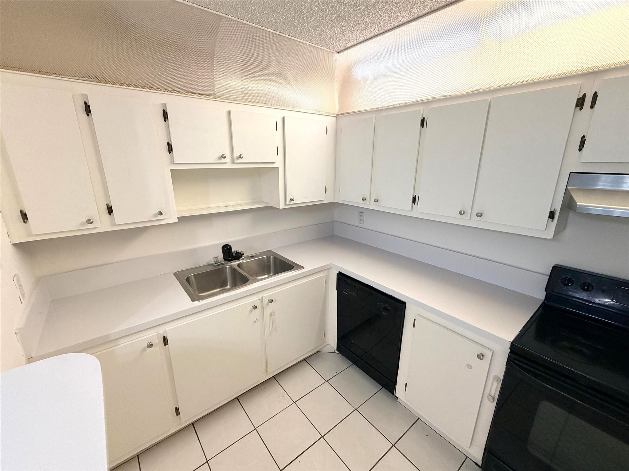 Beautiful Lakeview Condo for Rent in Homestead. Spacious and bright 2-bedroom, 1.5-bath unit with stunning lake views, located on the 4th floor of a secure, gated community. This home features generously sized bedrooms, a walk-in closet, a well-appointed kitchen, and updated bathrooms. It also includes a community laundry room for added convenience. Ideally located near top-rated schools, shopping centers, major roads, and public transportation. Just minutes from major highways—making commuting easy and efficient. You’ll love living here!
Water and sewer are included in the rent. The common areas deposit is paid by the owner.