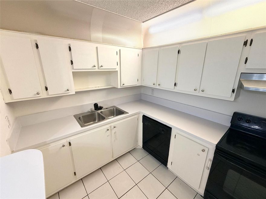 Beautiful Lakeview Condo for Rent in Homestead. Spacious and bright 2-bedroom, 1.5-bath unit with stunning lake views, located on the 4th floor of a secure, gated community. This home features generously sized bedrooms, a walk-in closet, a well-appointed kitchen, and updated bathrooms. It also includes a community laundry room for added convenience. Ideally located near top-rated schools, shopping centers, major roads, and public transportation. Just minutes from major highways—making commuting easy and efficient. You’ll love living here!
Water and sewer are included in the rent. The common areas deposit is paid by the owner.