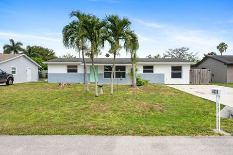 Single Family Residence in Palm Beach Gardens FL 4331 Birdwood Street St.jpg