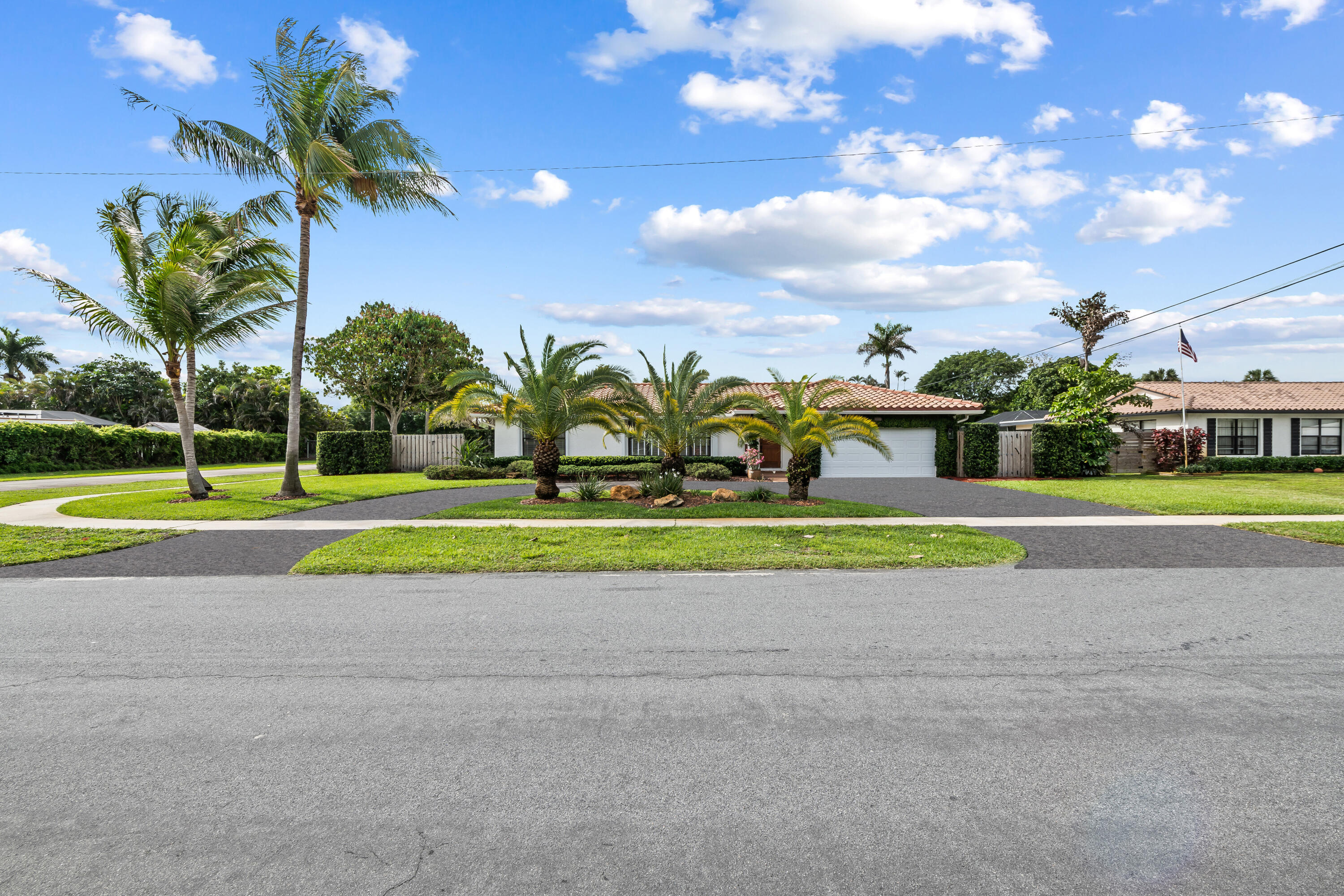 5660 SW 9th Street, Plantation, FL, 33317/$799,900 3 5660 SW 9th Street