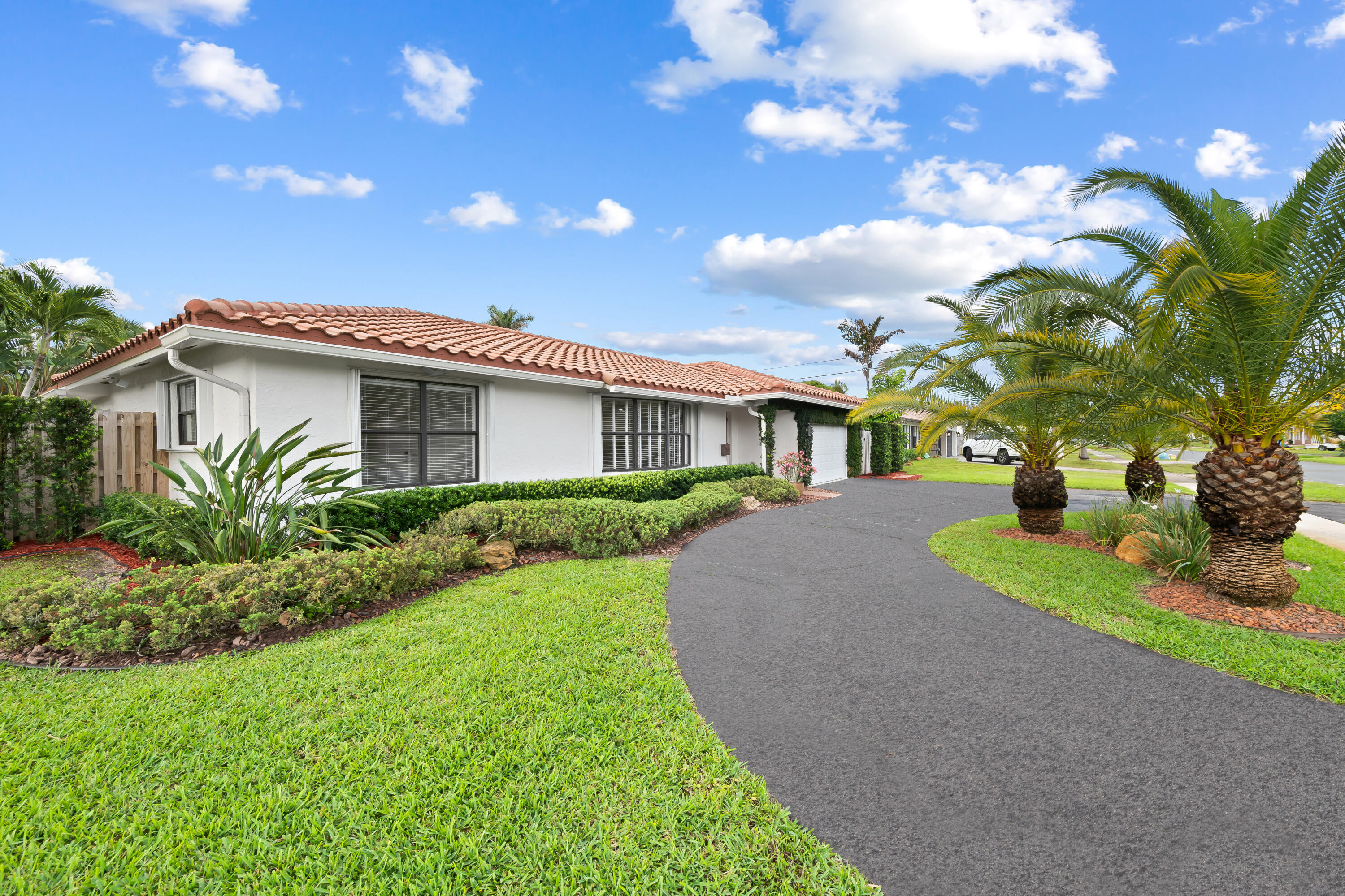 5660 SW 9th Street, Plantation, FL, 33317/$799,900 4 5660 SW 9th Street