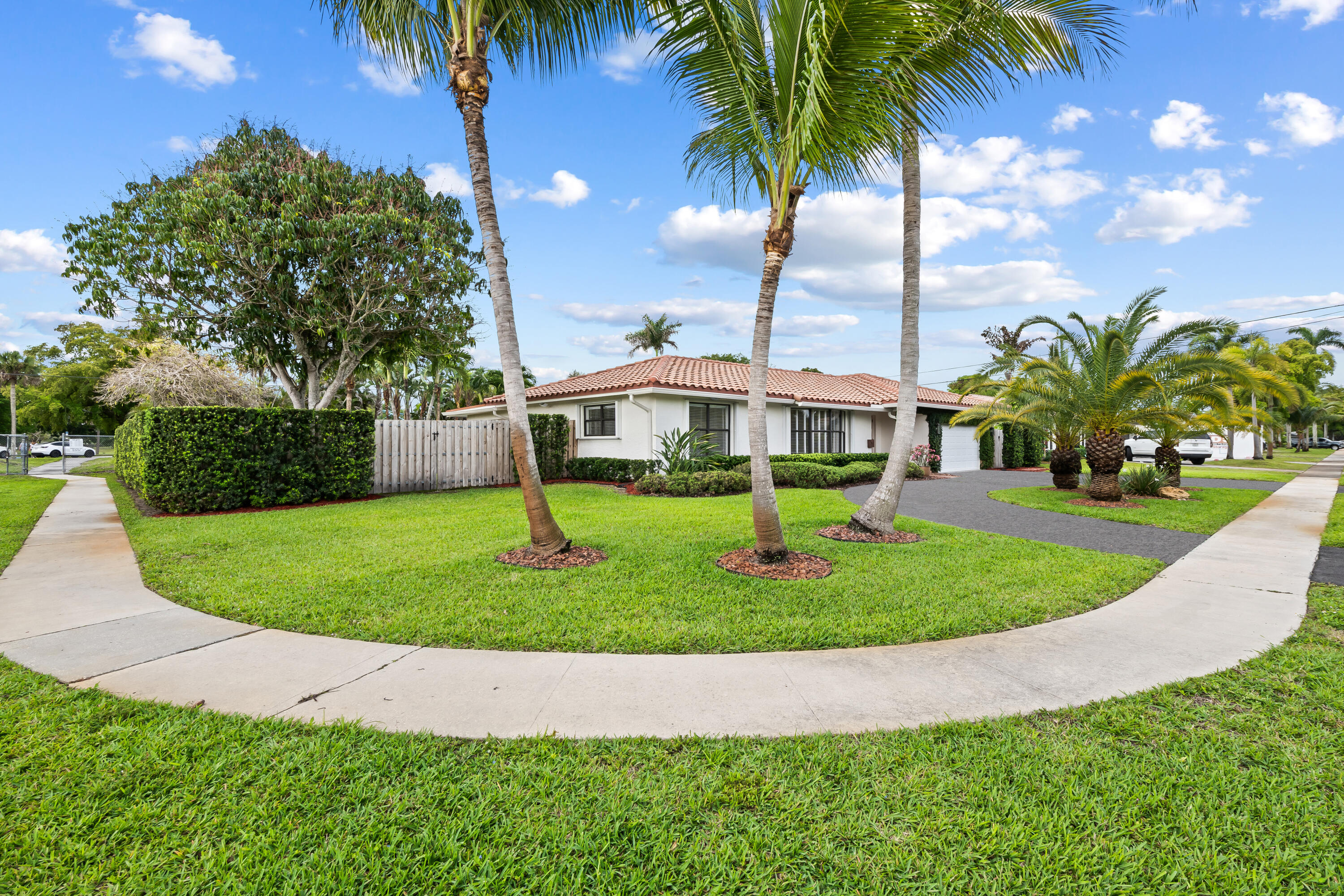 5660 SW 9th Street, Plantation, FL, 33317/$799,900 1 5660 SW 9th Street