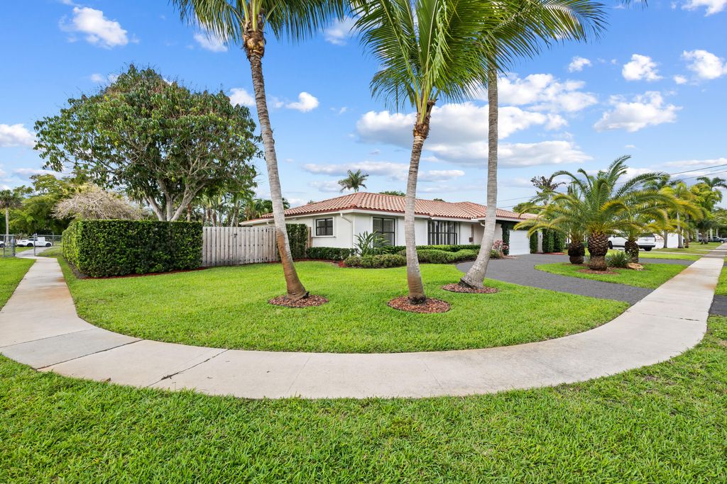 Photo of 5660 SW 9th Street, Plantation, FL 33317 (MLS # B26011253)