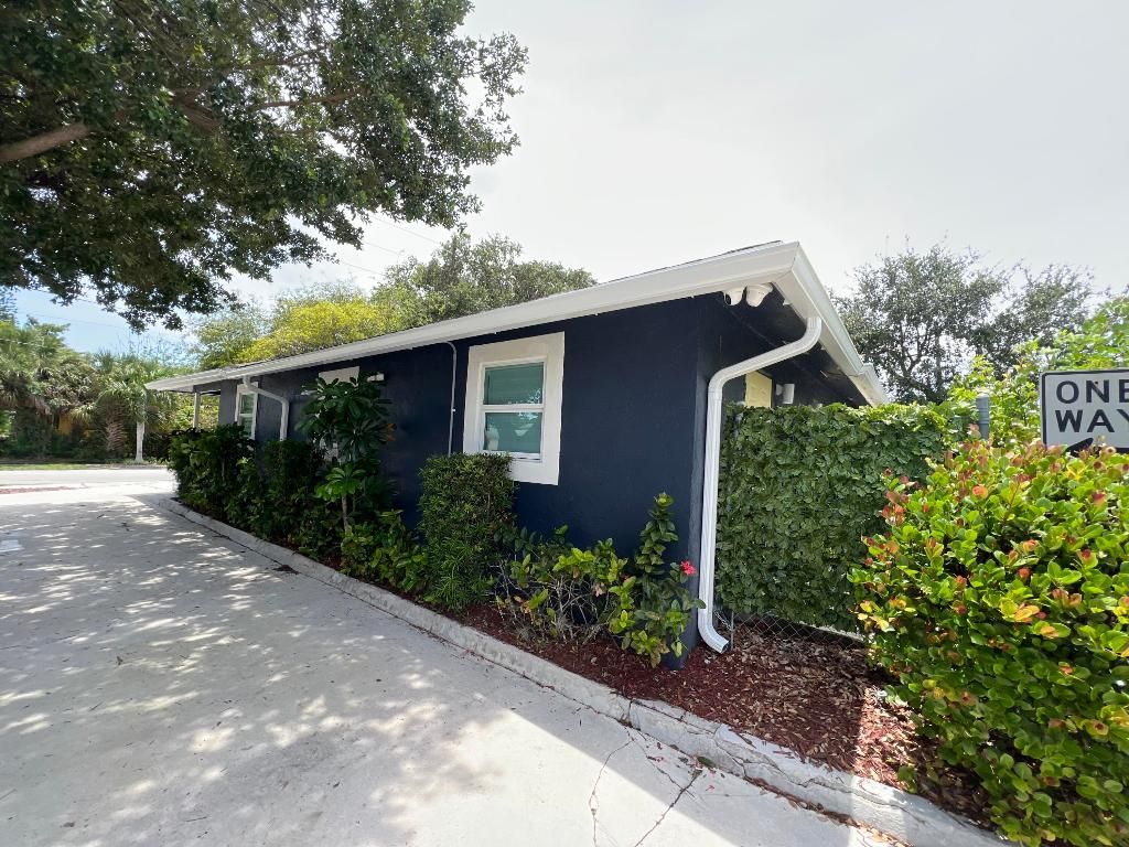 Photo of 601 NW 2nd Street, Delray Beach, FL 33444 (MLS # R11011436)