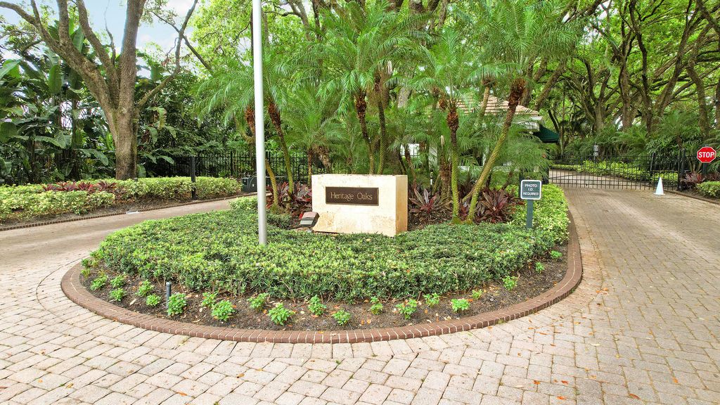 Photo of 18457 SE Heritage Oaks Lane, Jupiter, FL 33469 (MLS # B26013524)