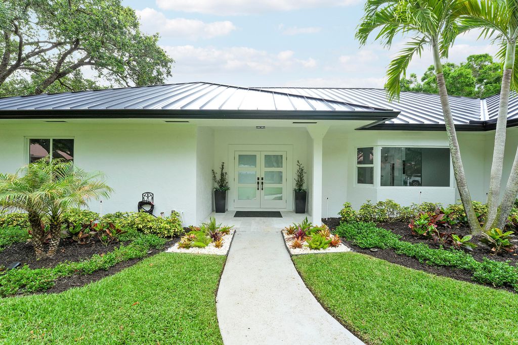 Photo of 18457 SE Heritage Oaks Lane, Jupiter, FL 33469 (MLS # B26013524)