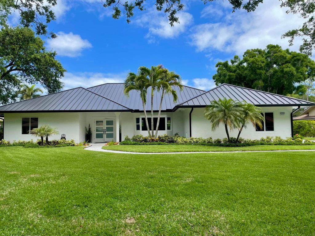 Photo of 18457 SE Heritage Oaks Lane, Jupiter, FL 33469 (MLS # B26013524)