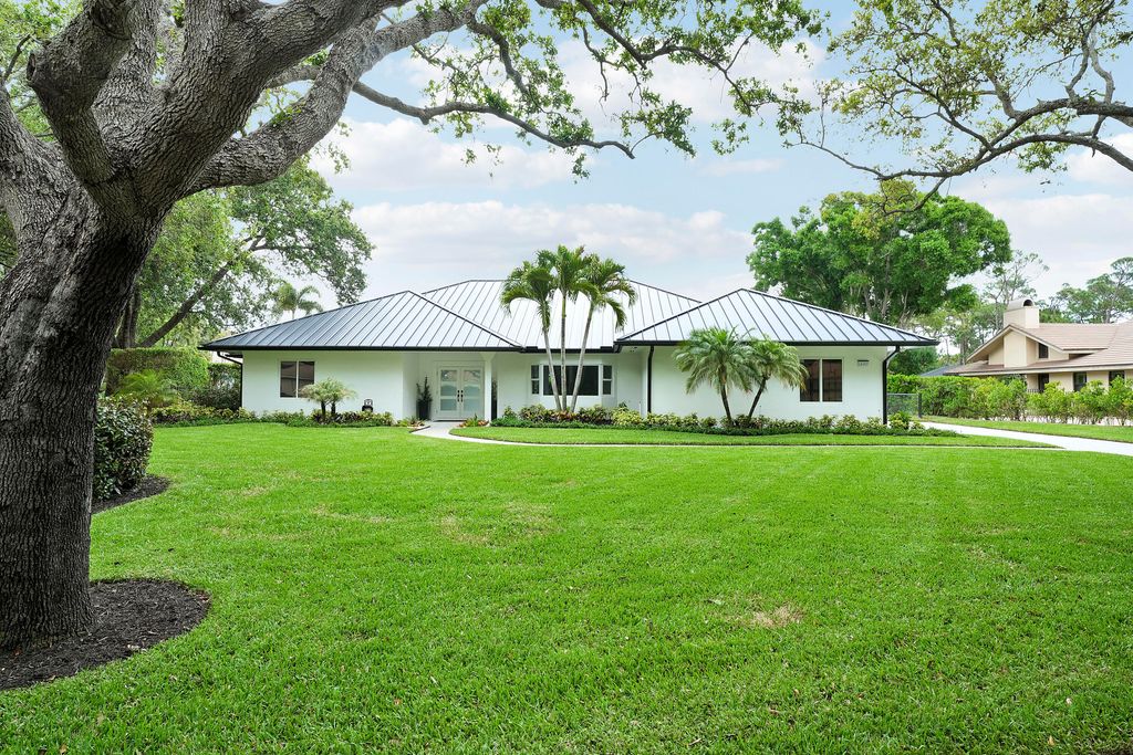 Photo of 18457 SE Heritage Oaks Lane, Jupiter, FL 33469 (MLS # B26013524)