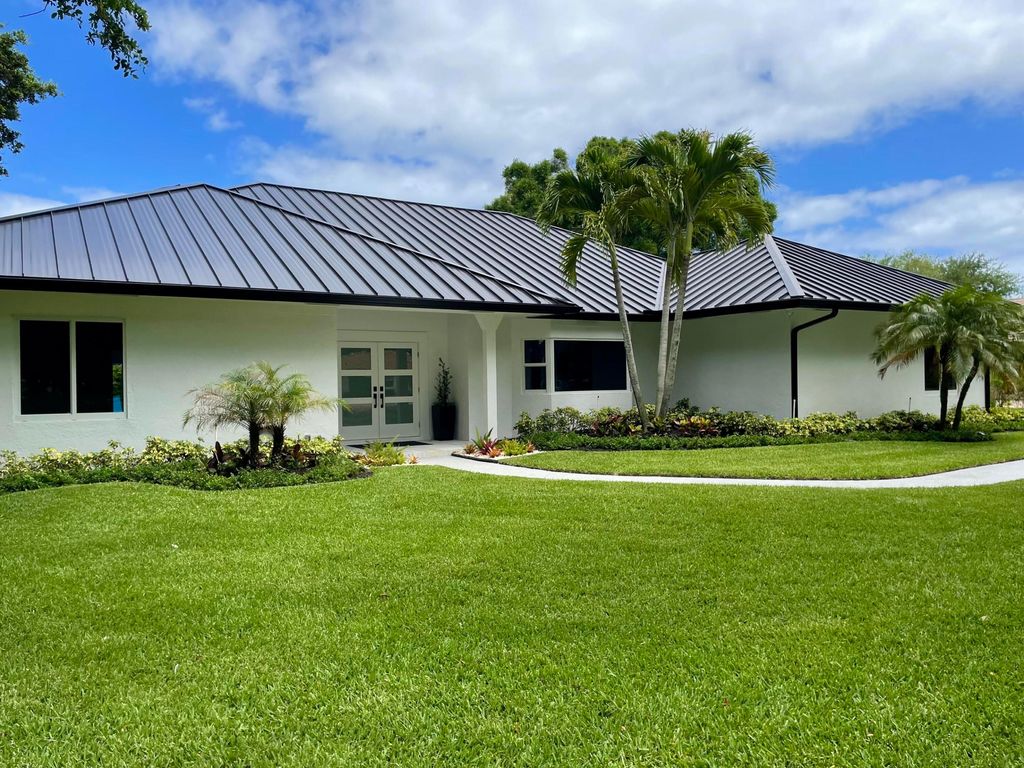 Photo of 18457 SE Heritage Oaks Lane, Jupiter, FL 33469 (MLS # B26013524)