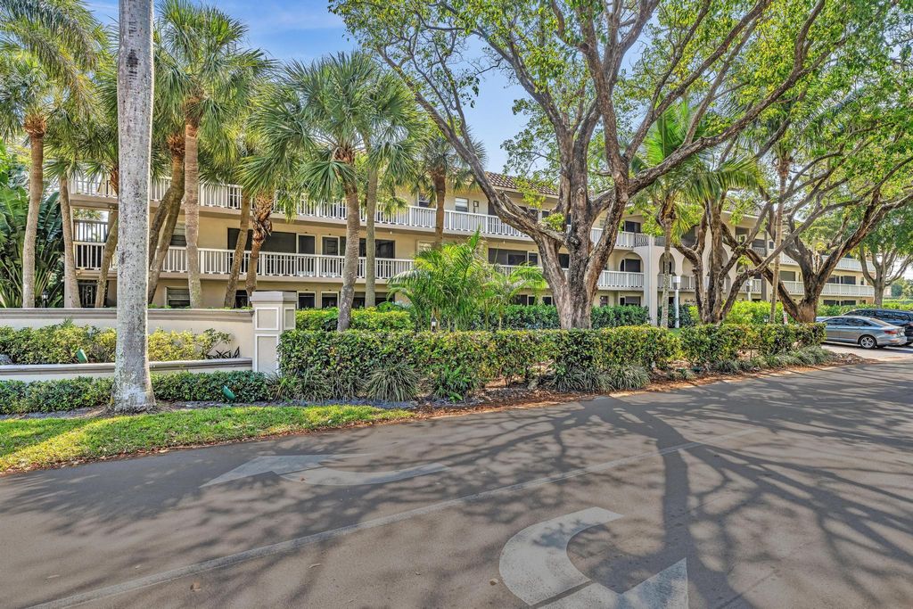 Photo of 100 Royal Palm Way #303, Boca Raton, FL 33432 (MLS # R11133185)