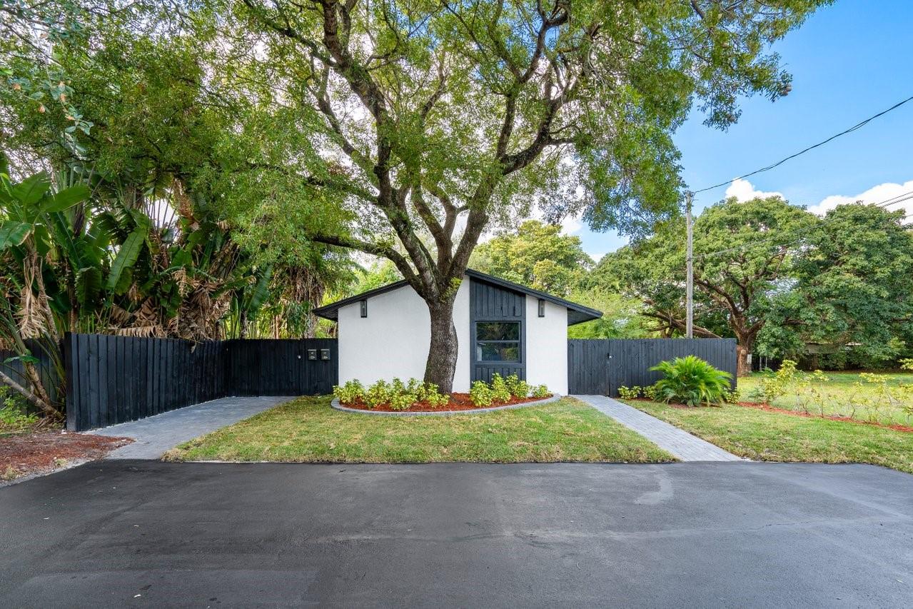 Step into this renovated 2-bedroom, 2-bath home ideally located in Fort Lauderdale’s South Middle River. Bright interiors feature an open-concept layout, impact windows, quartz kitchen countertops, stainless steel appliances, and spa-inspired bathrooms. The residence also offers in-unit laundry, central A/C, and private off-street parking.
Live close to everything, just minutes from downtown Fort Lauderdale, beaches, Wilton Manors, and top dining & entertainment. A perfect blend of style, convenience, and location.