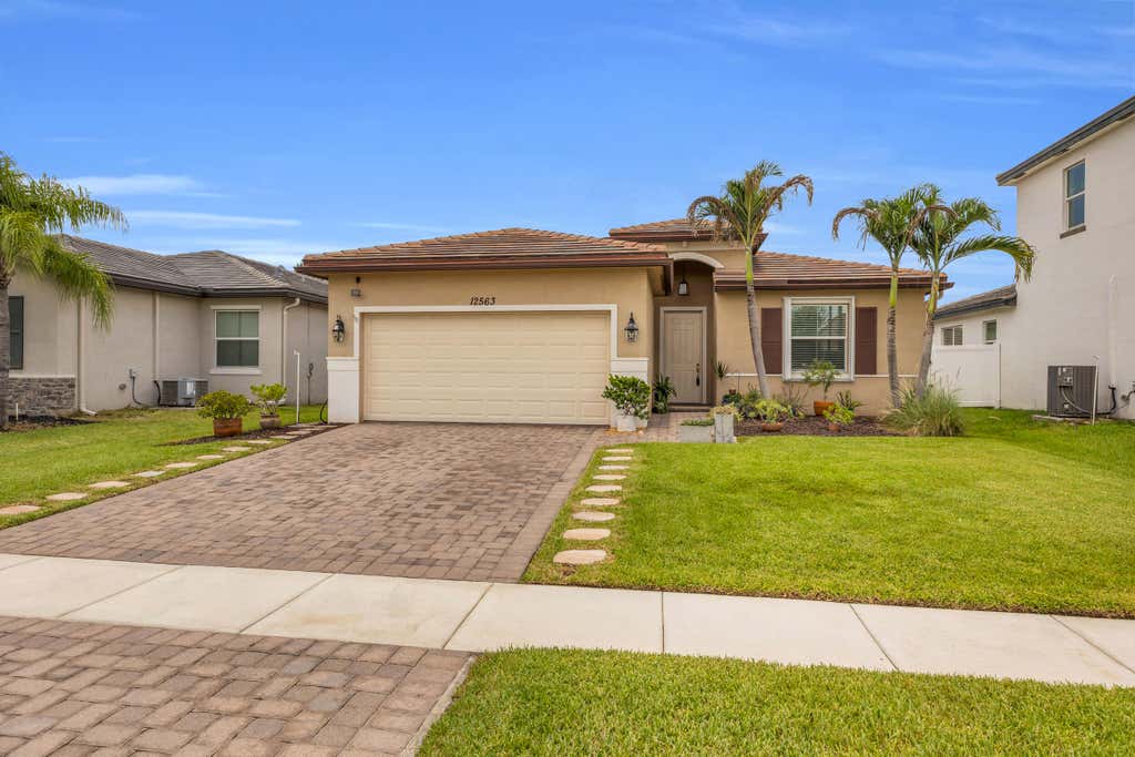 Photo of 12563 NW Toblin Lane, Port Saint Lucie, FL 34987 (MLS # B26051085)