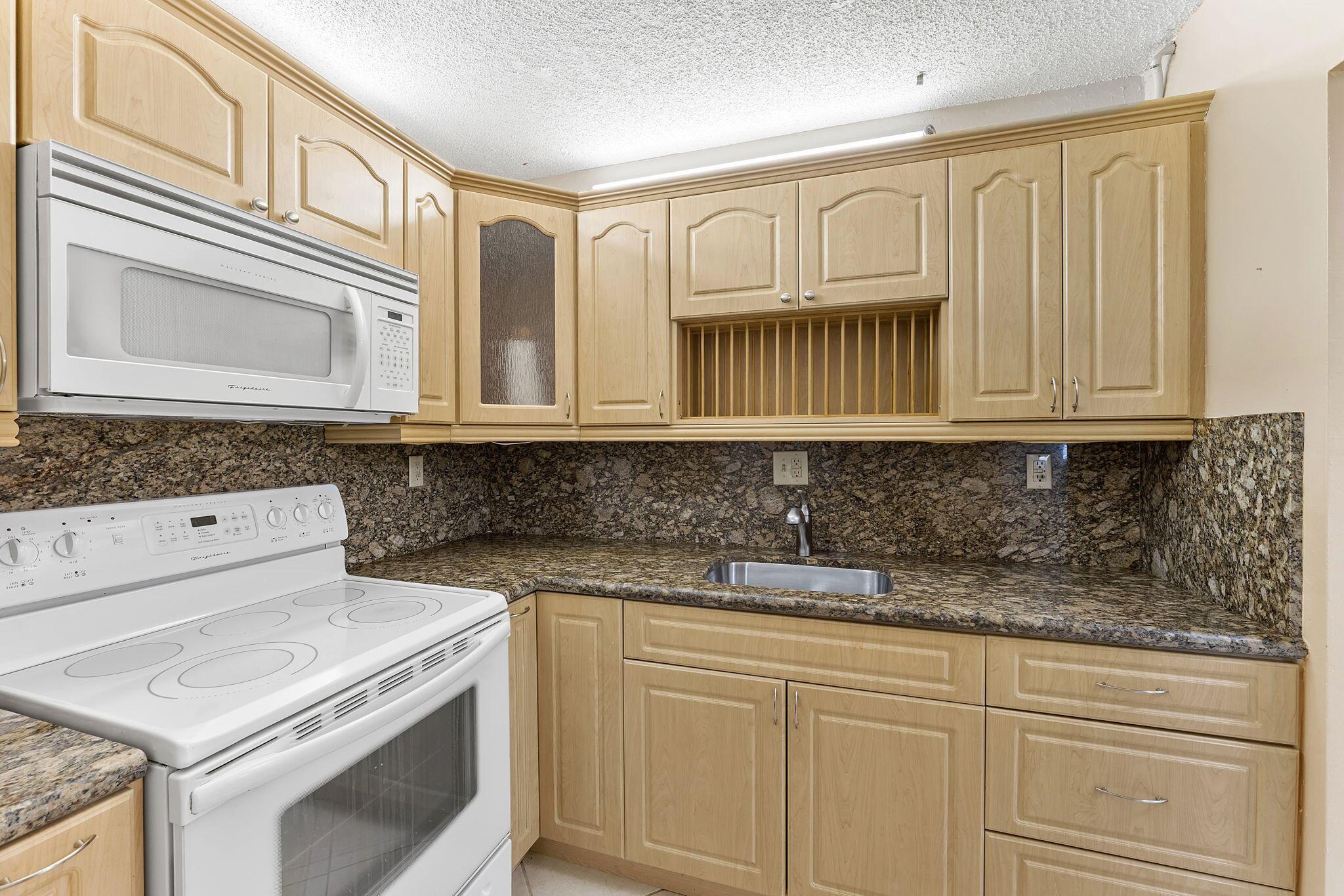 9440 SW 8th Street 318, Boca Raton, FL, 33428/$170,000 3 9440 SW 8th Street 318