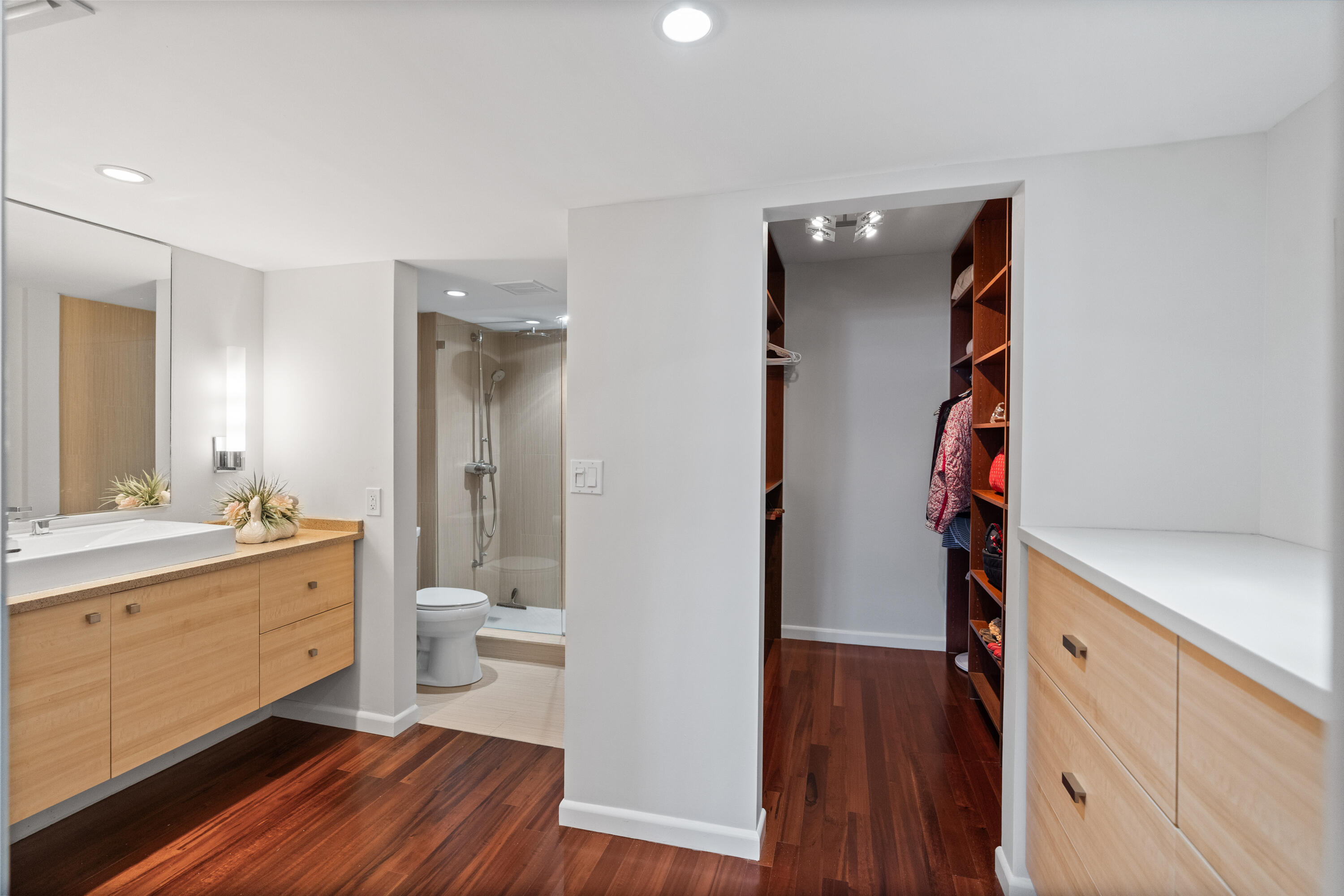 WINSTON CONDO - Residential